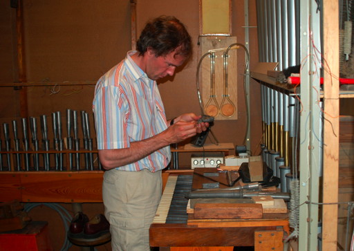 Rens Swart intoneert pijpwerk van een Voix Humaine bij Jos Stevens orgelbouw in Duffel
